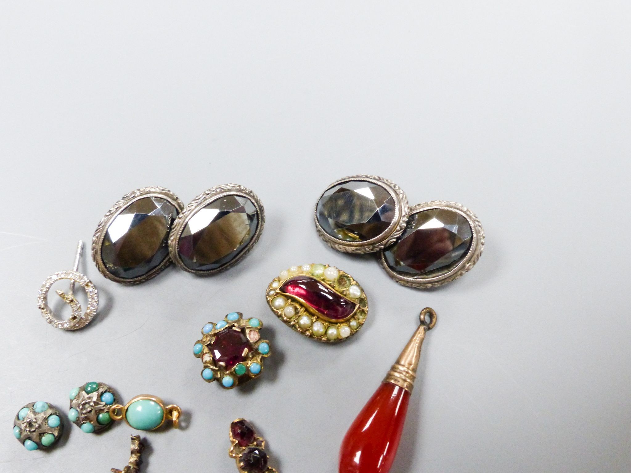 Mixed jewellery including a pair of white metal and hematite cufflinks, diamond set pin head, garnet set mounts etc.